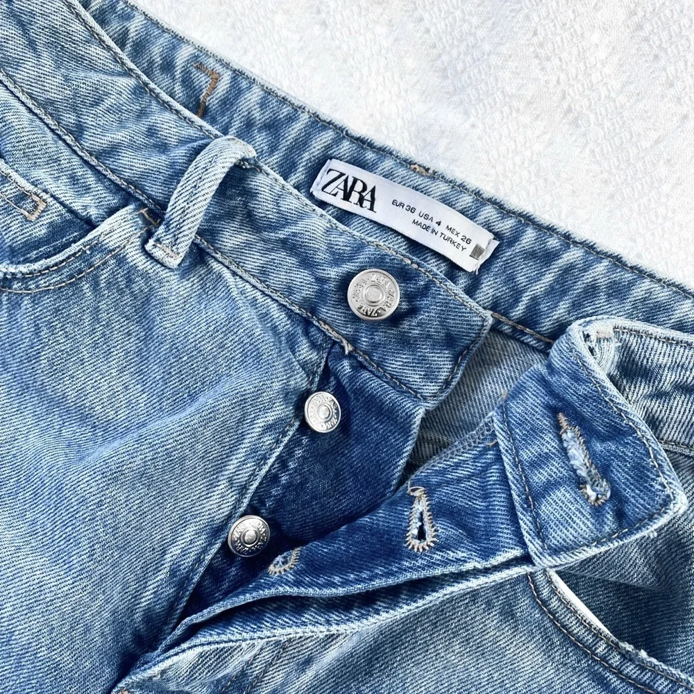 Zara High Waist Straight Jeans, Light Wash, Size 4, 100% Cotton - Picture 6 of 9